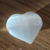 Srdce ze selenitu  Velikost 8 cm, kámen klidu a očisty