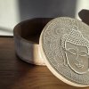 Dřevěný úložný box Buddha  průměr 17,5 cm, bílá rytina, na drobné předměty