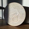 Dřevěný úložný box Buddha  průměr 17,5 cm, bílá rytina, na drobné předměty