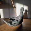Soška a stojan na tyčinky – Ochranná dlaň  2v1, s motivem Buddhy, 13*16 cm, z betonu, původ Bali