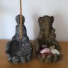 Soška a stojan na tyčinky – Ochranná dlaň  2v1, s motivem Buddhy, 13*16 cm, z betonu, původ Bali