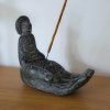 Soška a stojan na tyčinky – Ochranná dlaň  2v1, s motivem Buddhy, 13*16 cm, z betonu, původ Bali
