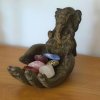 Soška a stojan na tyčinky – Dlaň moudrosti  2v1, s motivem Ganéši, 13*16 cm, z betonu, původ Bali