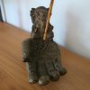 Soška a stojan na tyčinky – Dlaň moudrosti  2v1, s motivem Ganéši, 13*16 cm, z betonu, původ Bali