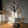 Jogínka v pozici Urdhva Hastasana  výška 30,5 cm, dřevo albízie, ručně vyřezávaná