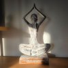 Jogínka v pozici Urdhva Hastasana  výška 30,5 cm, dřevo albízie, ručně vyřezávaná