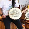 Šamanský buben Hamsa, hraje na něj muž paličkou, průměr 30 cm