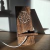 Dřevěný stojánek na telefon – Mandala  výška 20 cm, rytina mandaly, mangové dřevo, ruční práce