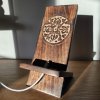 Dřevěný stojánek na telefon – Mandala  výška 20 cm, rytina mandaly, mangové dřevo, ruční práce