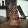 Dřevěný stojánek na telefon – Mandala  výška 20 cm, rytina mandaly, mangové dřevo, ruční práce