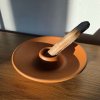 Terakotový stojánek na vykuřovadla  pro Palo Santo, vonné tyčinky, cihlová barva, průměr 13,5 cm