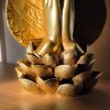 Zlatá soška modlící se ruce  výška 25,5 cm, symbol lotosu a Bodhi listu (strom osvícení)