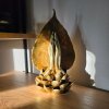 Zlatá soška modlící se ruce  výška 25,5 cm, symbol lotosu a Bodhi listu (strom osvícení)