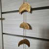 Mosazná dekorace s fázemi měsíce  délka 115 cm, na zavěšení do krytých prostor, originál z Indie