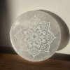 Energetický podtácek ze selenitu  se symbolem mandaly, průměr 8 cm, původ Maroko