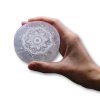 Energetický podtácek ze selenitu  se symbolem mandaly, průměr 8 cm, původ Maroko