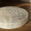 Energetický podtácek ze selenitu  se symbolem mandaly, průměr 8 cm, původ Maroko