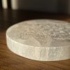 Energetický podtácek ze selenitu  se symbolem mandaly, průměr 8 cm, původ Maroko