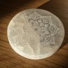 Energetický podtácek ze selenitu  se symbolem mandaly, průměr 8 cm, původ Maroko