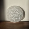 Energetický podtácek ze selenitu  se symbolem mandaly, průměr 8 cm, původ Maroko
