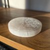 Energetický podtácek ze selenitu  s rytým symbolem stromu života, průměr 8 cm, původ Maroko