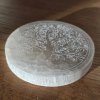 Energetický podtácek ze selenitu  s rytým symbolem stromu života, průměr 8 cm, původ Maroko