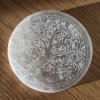 Energetický podtácek ze selenitu  s rytým symbolem stromu života, průměr 8 cm, původ Maroko