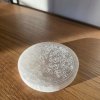 Energetický podtácek ze selenitu  s rytým symbolem stromu života, průměr 8 cm, původ Maroko