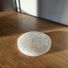 Energetický podtácek ze selenitu  s rytým symbolem stromu života, průměr 8 cm, původ Maroko