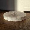Energetický podtácek ze selenitu  s rytým symbolem stromu života, průměr 8 cm, původ Maroko