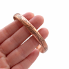 Měděný náramek s ornamenty  tloušťka 0,7 cm, ruční práce, původ Nepál, dárková krabička