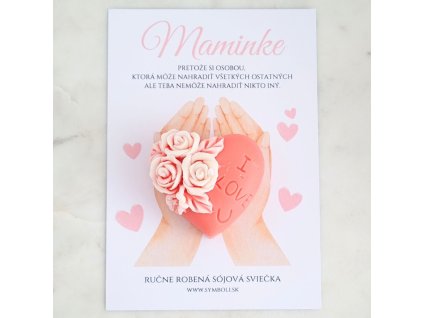 ručne robena sojova sviečka na darčekovej karte s venovanim v tvare srdca s ružičkami pre maminku