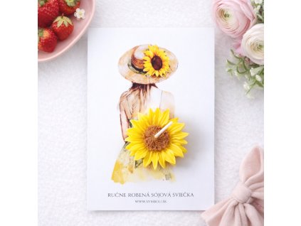 Slnečnicová sviečka a kvetinová atmosféra
