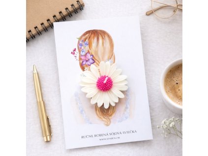 Ručne robená sviečka a kvety