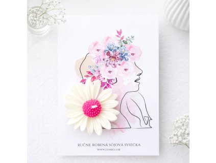Ručno robená sviečka s kvetinovým motívom