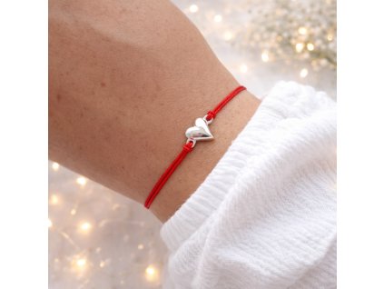 Červený náramok s strieborným srdcom