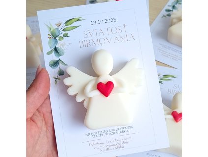 sójová sviečka anjelik s červeným srdcom ako darček pre hostí na oslavu