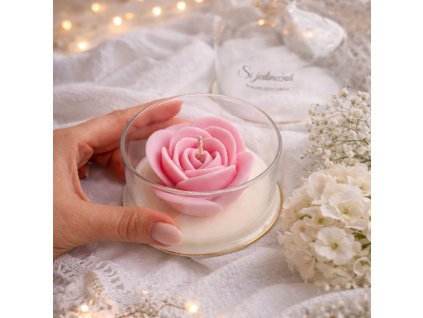 Ružová sviečka v jemnom osvetlení