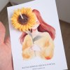 sojova sviečka kvietok margaretka na darčekovej karte pre mamu