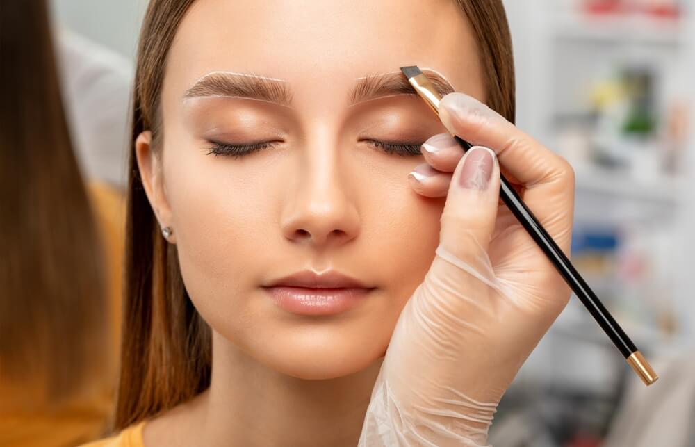 Péče o řasy a obočí v těhotenství a při kojení: co je bezpečné a co počká