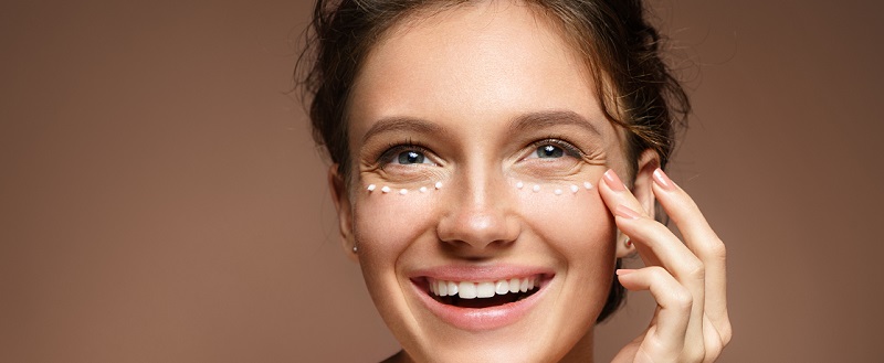 Jak pečovat o oční okolí: kompletní průvodce