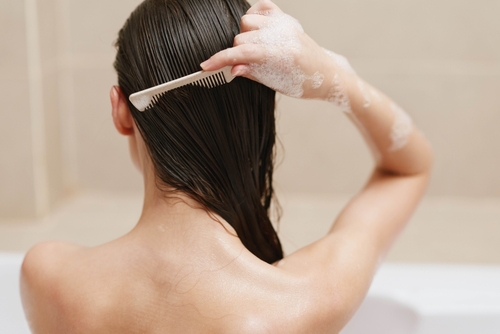 Kompletní průvodce péčí o vlasy: jak mít zdravé, silné a krásné vlasy