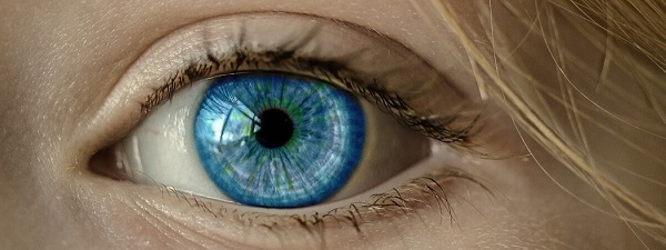 Proč vám vypadávají řasy a jak tomu zabránit