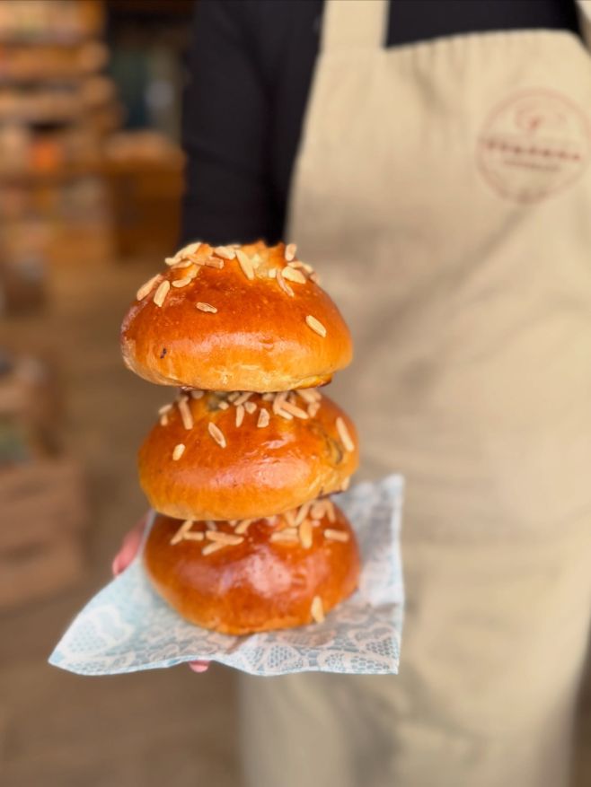 Každé pondělí a středu až do Velikonoc na vás v Sýrárně čekají tyhle krásné a poctivé mazance 🐰👌 Objednávat můžete u nás v...