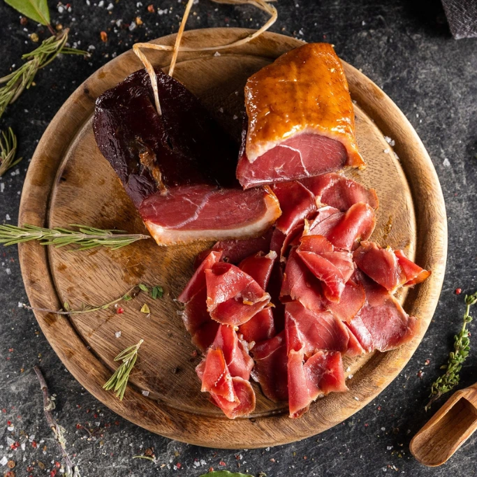 Pršutérie Chovaneček: poctivé uzeniny, které s radostí nabízím v Sýrárně u OC Central v Mostě