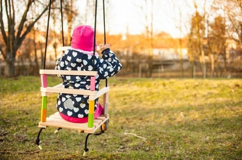 Dětská závěsná houpačka: Zábava a bezpečí pro vaše nejmenší