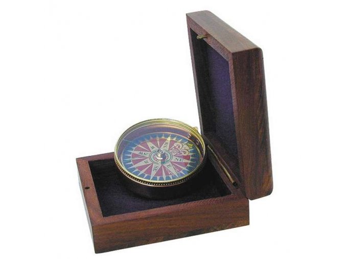 Kompas v dřevěné krabičce