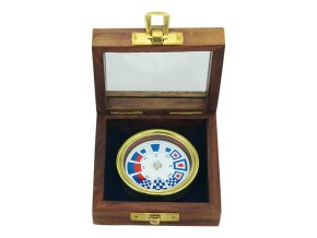 Kompas v dřevěné krabičce