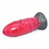 Červené dildo Bomba s černou přísavkou položené na boku