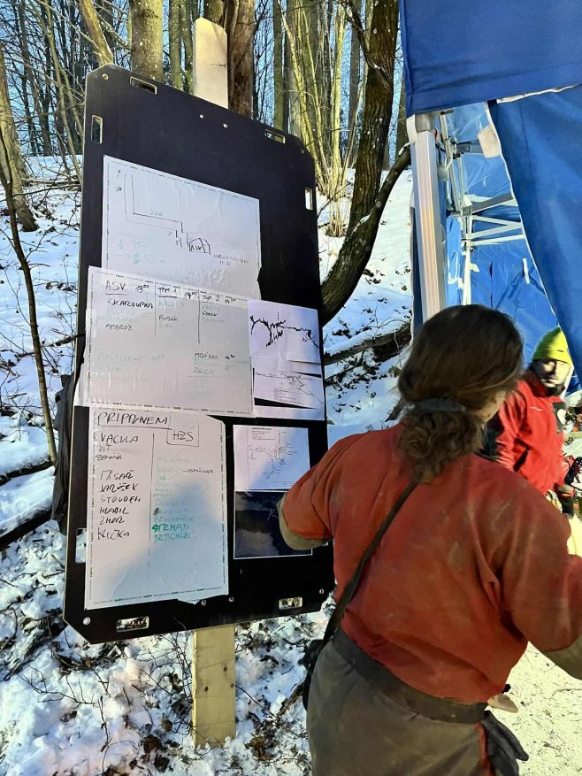 Právě teď pomáhají naše taktické fólie ve štábu velení při vyprošťování zraněného člověka z jeskyně v Rudicích, na...